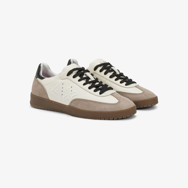 Z45242 Sneakers